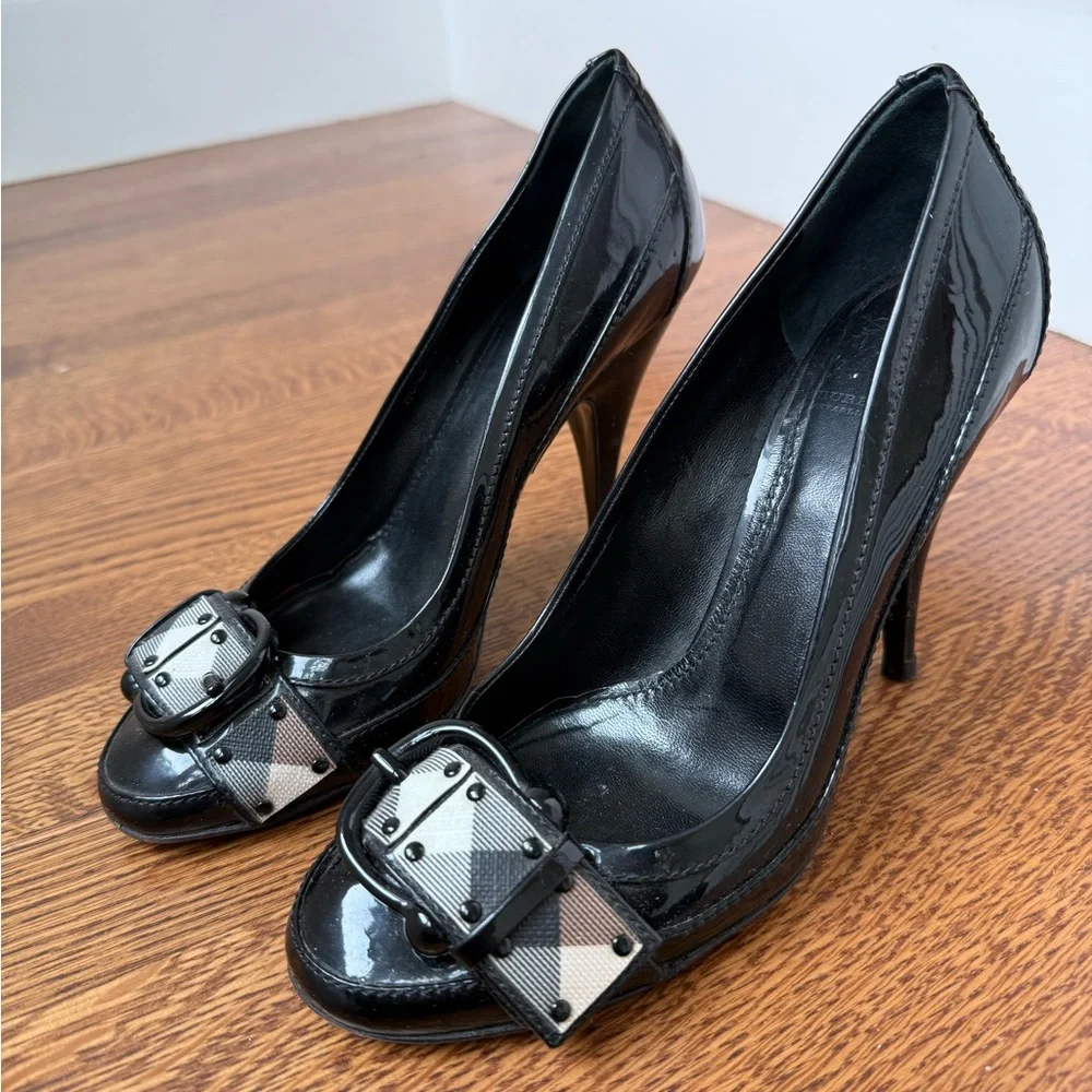 BURBERRY Patent Leather Pumps Heels Plaid Nova Check Buckle Old Money‎ 35.5